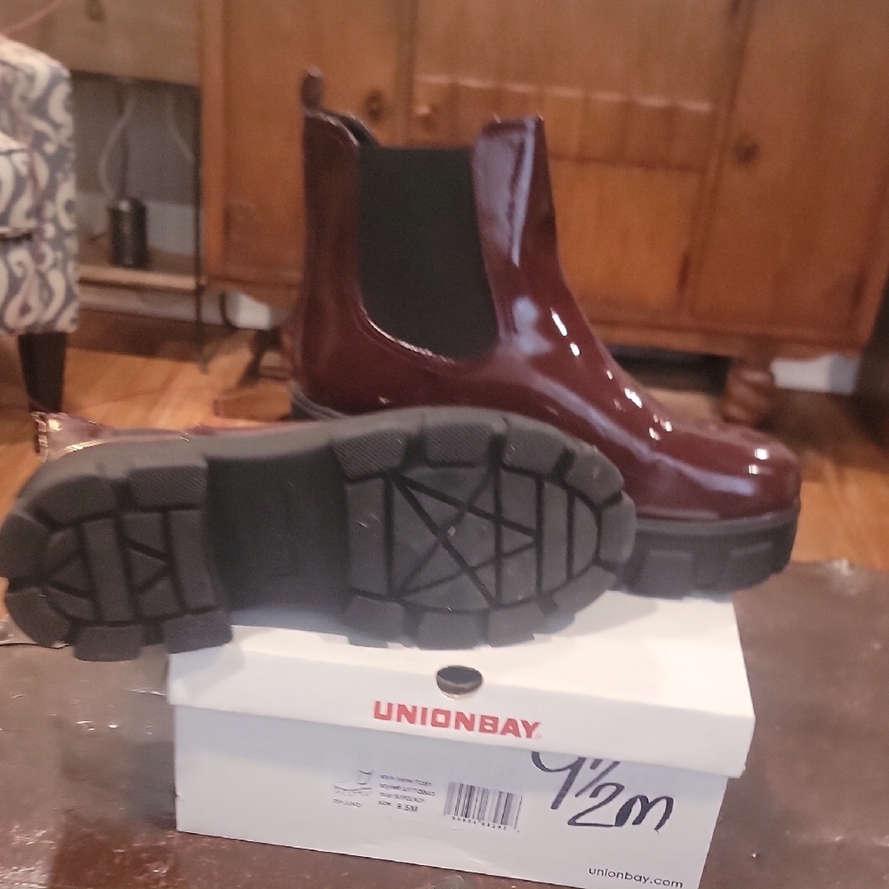 UNIONBAY Burgundy and Black Ankle Boots - Picture 5 of 6